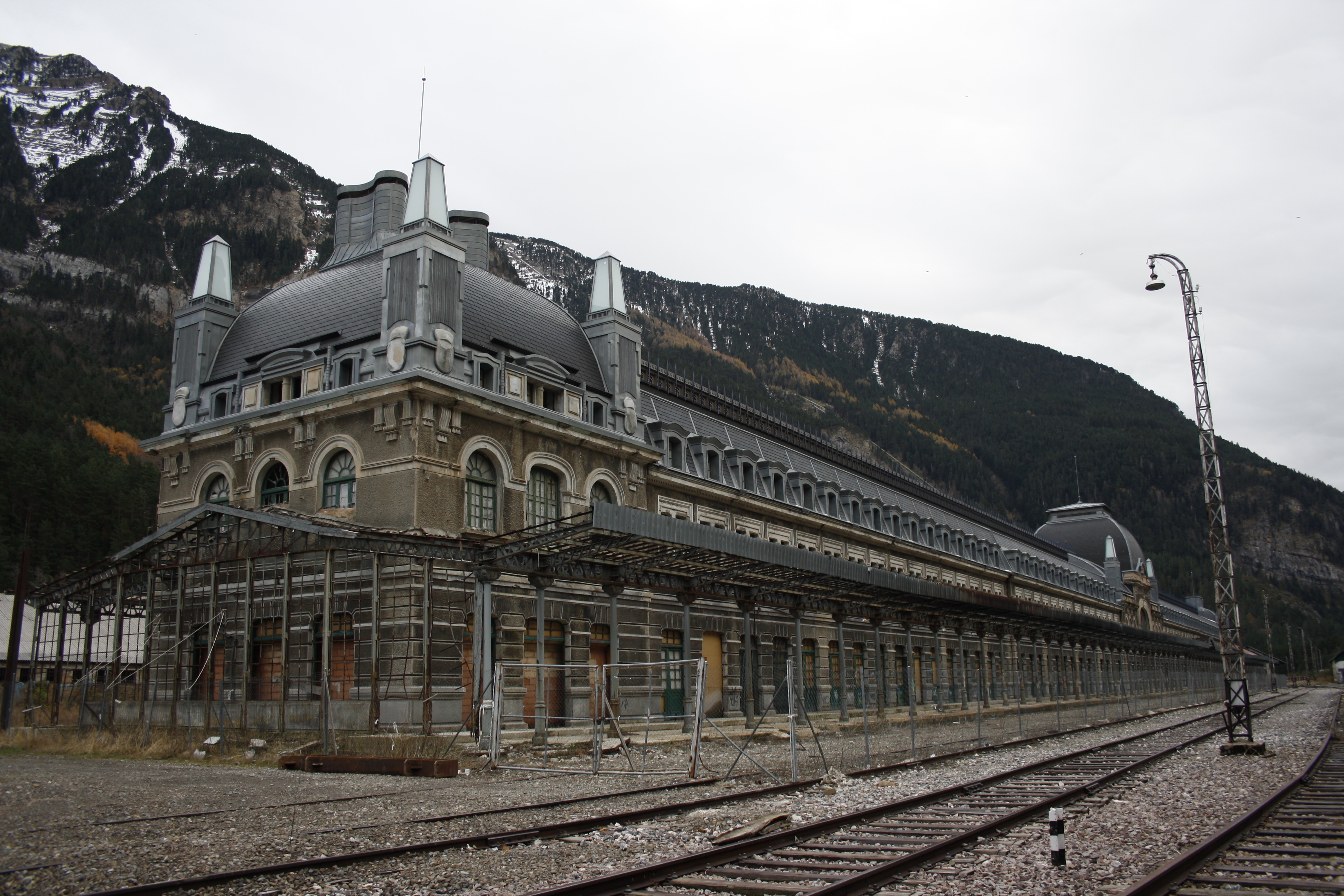 http://www.trenvista.net/wp-content//uploads/2011/09/2011-09-17_Canfranc.jpg