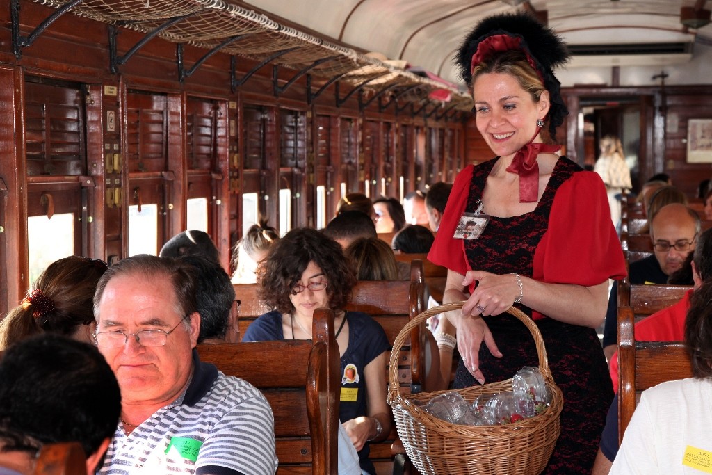 Azafata de época repartiendo fresones en el Tren de la Fresa 2015. Foto cortesía del Museo del Ferrocarril.