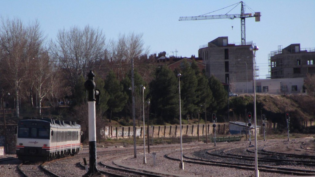 "Camello" de Renfe prestando un servicio hacia Valencia saliendo de la estación de ferrocarril de Cuenca junto a unas obras "para hacer más ciudad". Foto: Miguel Bustos.