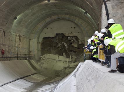 Momento del cale del túnel Chamartín-Atocha  de alta velocidad. Foto: Adif.