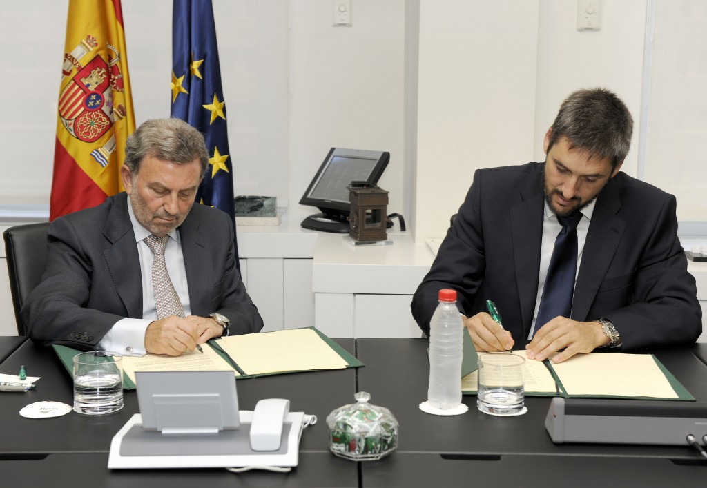 El presidente de Adif, Antonio González Marín, y Francisco Paños Mangrané, de Tria Railway, firmando el acuerdo. Foto: Adif.
