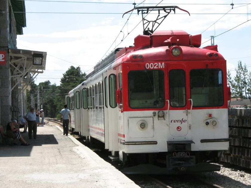 442-002 en la estación de Cotos en 2007. Foto: Mdiagom.