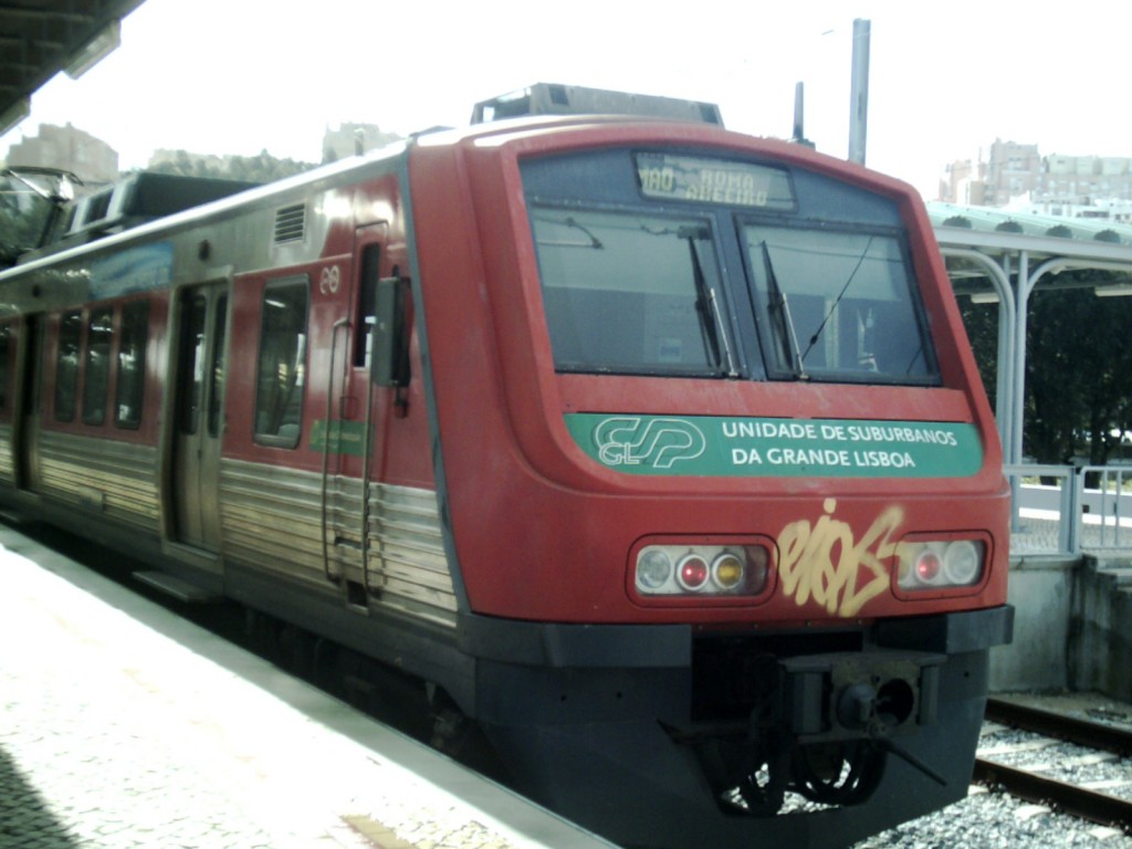 Unidad de la serie 2400 de la línea de Sintra de CP en la estación de Rossio. Foto: Ivo Emanuel Gonçalves.