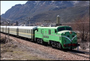 La 7766 de ALAF con los coches 6000 por Busdongo en un tramo que quedaría abandonado con la apertura de la variante de Pajares. Foto: JM Trigos.