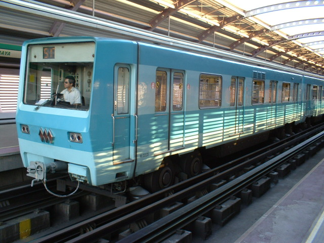 NS-74 del metro de Santiago, en servicio desde 1975, en Rodrigo de Araya. Foto: Miguel Bustos.