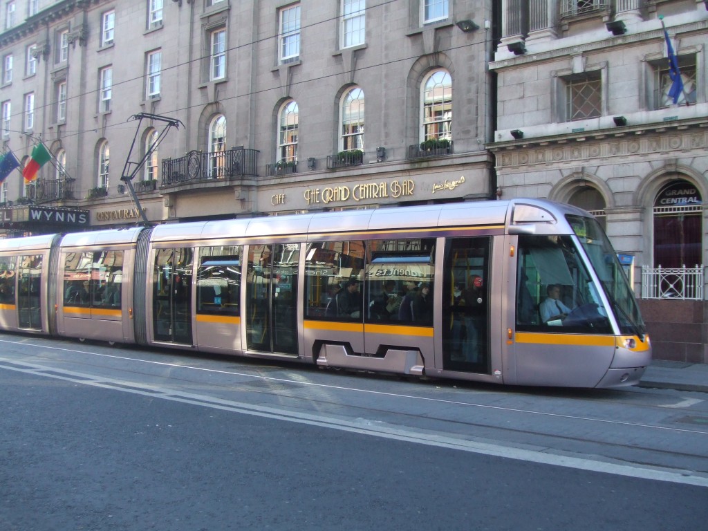 Tranvía LUAS por las calles de Dublín.