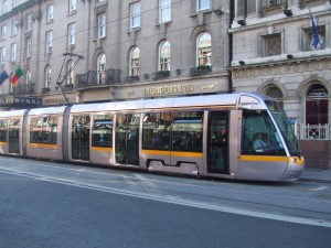 Tranvía LUAS por las calles de Dublín.