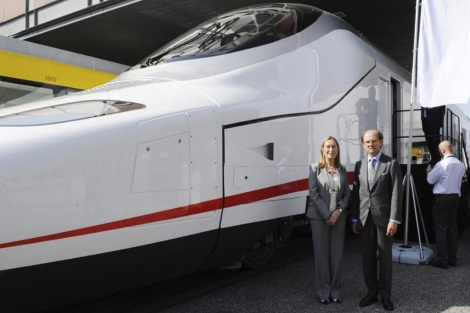 La Ministra de Fomento y el Presidente de Talgo junto al prototipo del Avril, uno de los posibles nuevos trenes AVE. Foto: EFE.