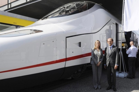 La Ministra de Fomento y el Presidente de Talgo junto al prototipo del Avril. Foto: EFE.