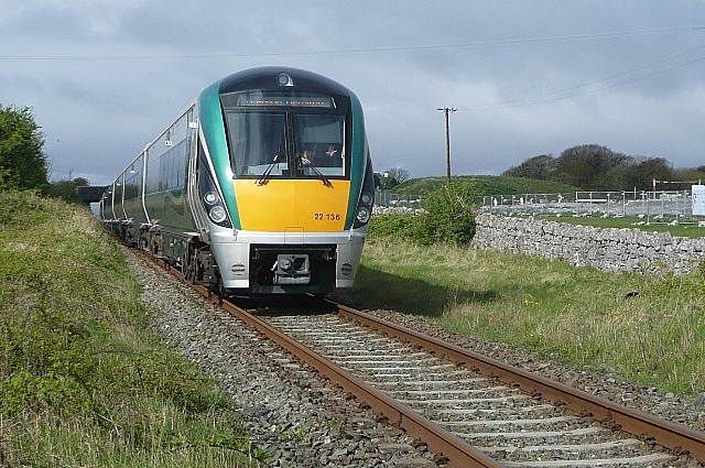 InterCity de Iarnród Éireann prestado con una UTD 22000 entre Galway y Dublín. Foto: Graham Horn