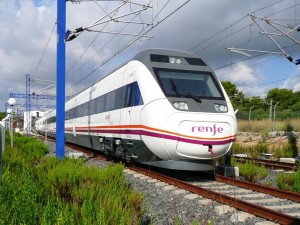 Intercity serie 121 de Renfe en Roda de Barà. Foto: MZC.