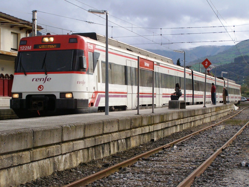 UT 446-061 en la estación de Bárcena de Cercanías Santander