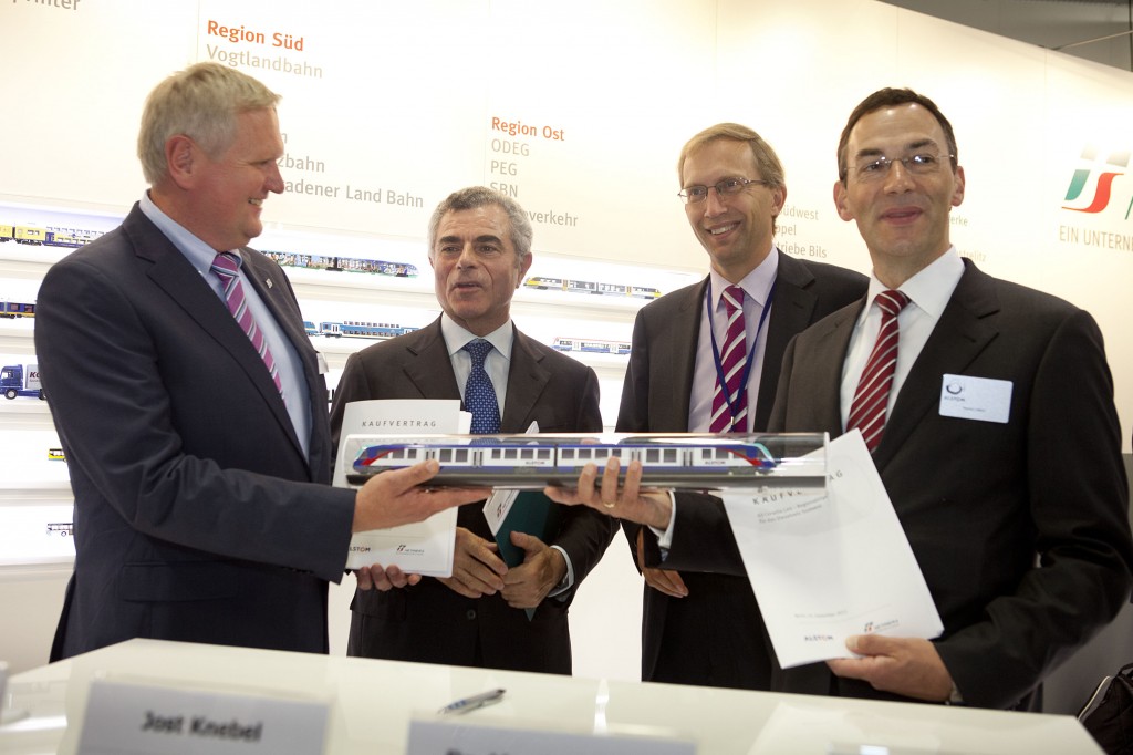 Representantes de Alstom, FS y Netinera presentando la maqueta del tren en InnoTrans. Foto: Alstom.