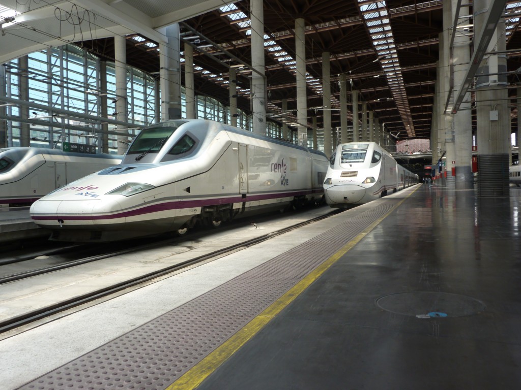 Renfe 102-008, modelo Talgo 350, en Puerta de Atocha. Foto: Miguel Bustos.