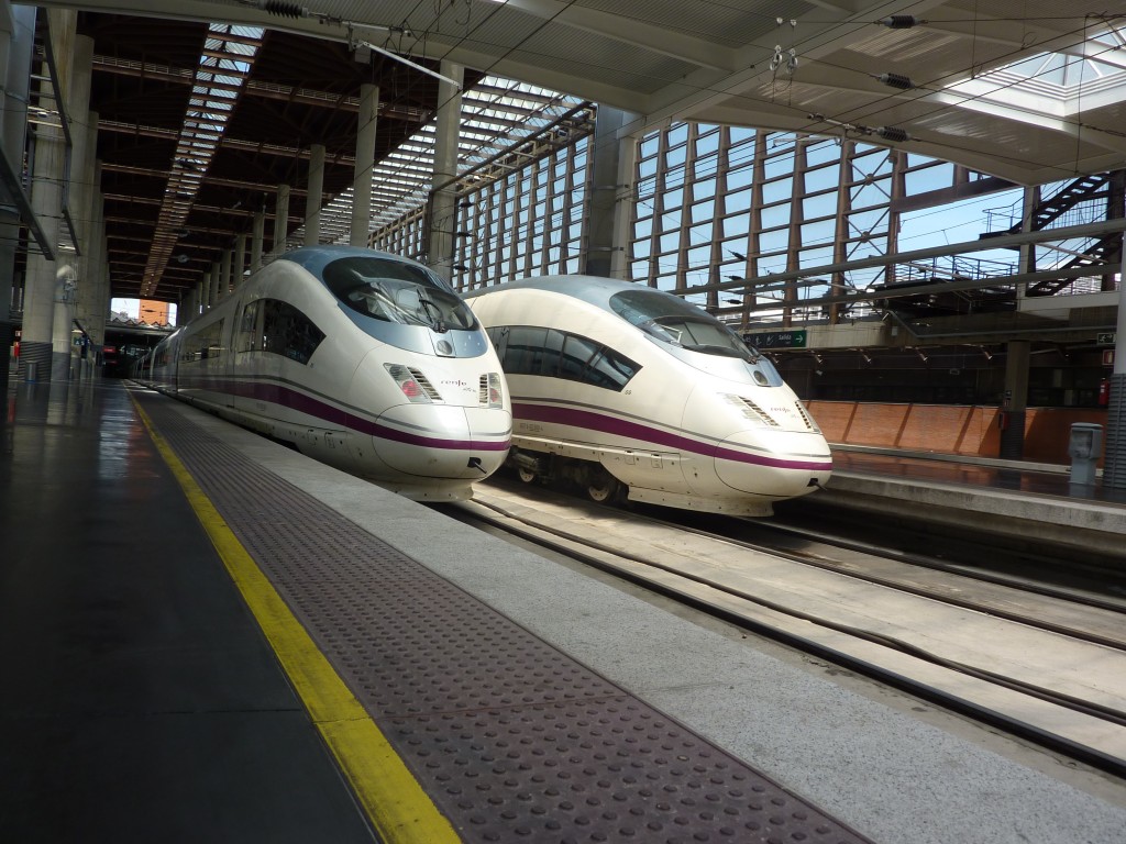 Trenes 103-016 y 103-009 de Renfe en Puerta de Atocha. Foto: Miguel Bustos.