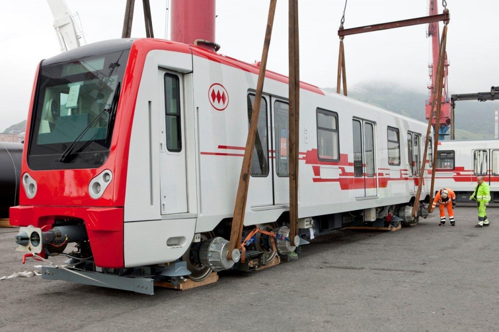 Uno de los coches, siendo embarcado en el Puerto de Bilbao. Foto: Metro de Santiago.