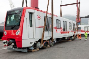 Uno de los coches, siendo embarcado en el Puerto de Bilbao. Foto: Metro de Santiago.