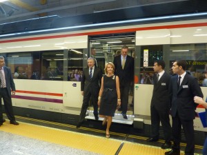 La Comitiva descendiendo del tren en Aeropuerto T4 el día de la inauguración. Foto: Miguel Bustos.