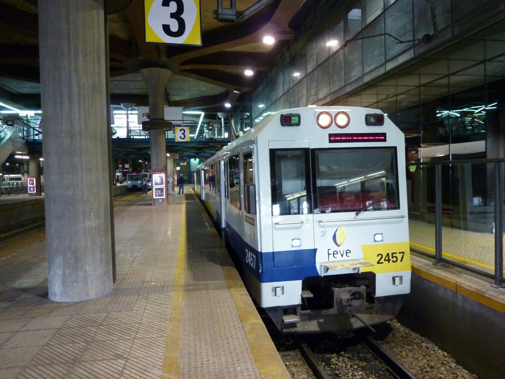 La tarjeta naranja servirá para todos los trenes de FEVE como este Apolo estacionado Oviedo. Foto: Nils Öberg.