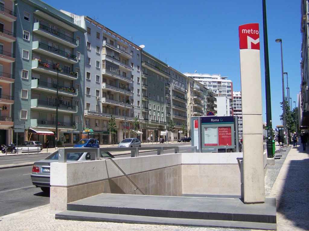 Acceso a la estación Roma del metro de Lisboa. Foto: Jcornelius.