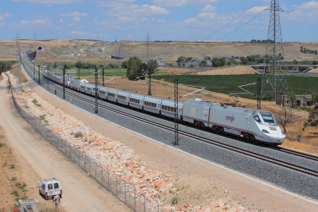 El PITIVI propone una integración de la red de alta velocidad con la convencional, como el servicio prestado por esta doble de 730 pasando por Aranjuez con el Galicia-Alicante. Foto: Andrés Gómez.