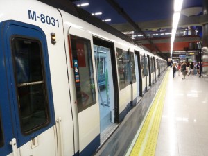 La huelga afectará a todas las líneas de metro. Composición 6 de la serie 8000 del metro de Madrid en Nuevos Ministerios. Foto Miguel Bustos.