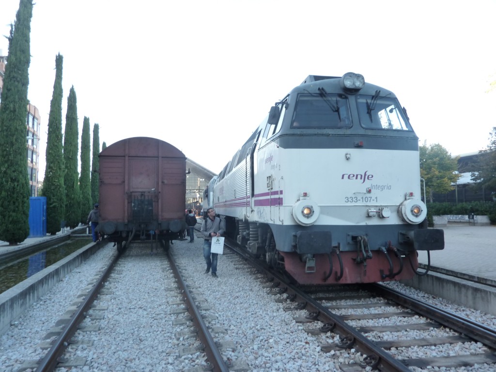 El Tren Azul con la 269.604 saliendo de Delicias remolcado por la 333.107. Foto: Miguel Bustos.