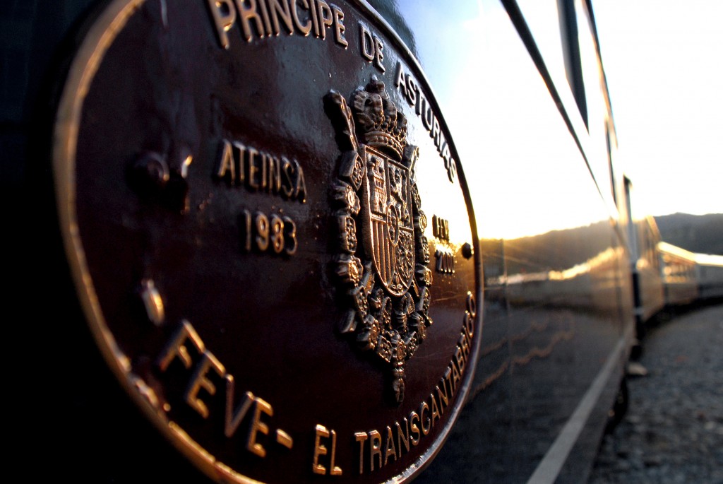 Placa de uno de los coches del Transcantábrico de Feve en la estación de Viveiro. Foto: David.