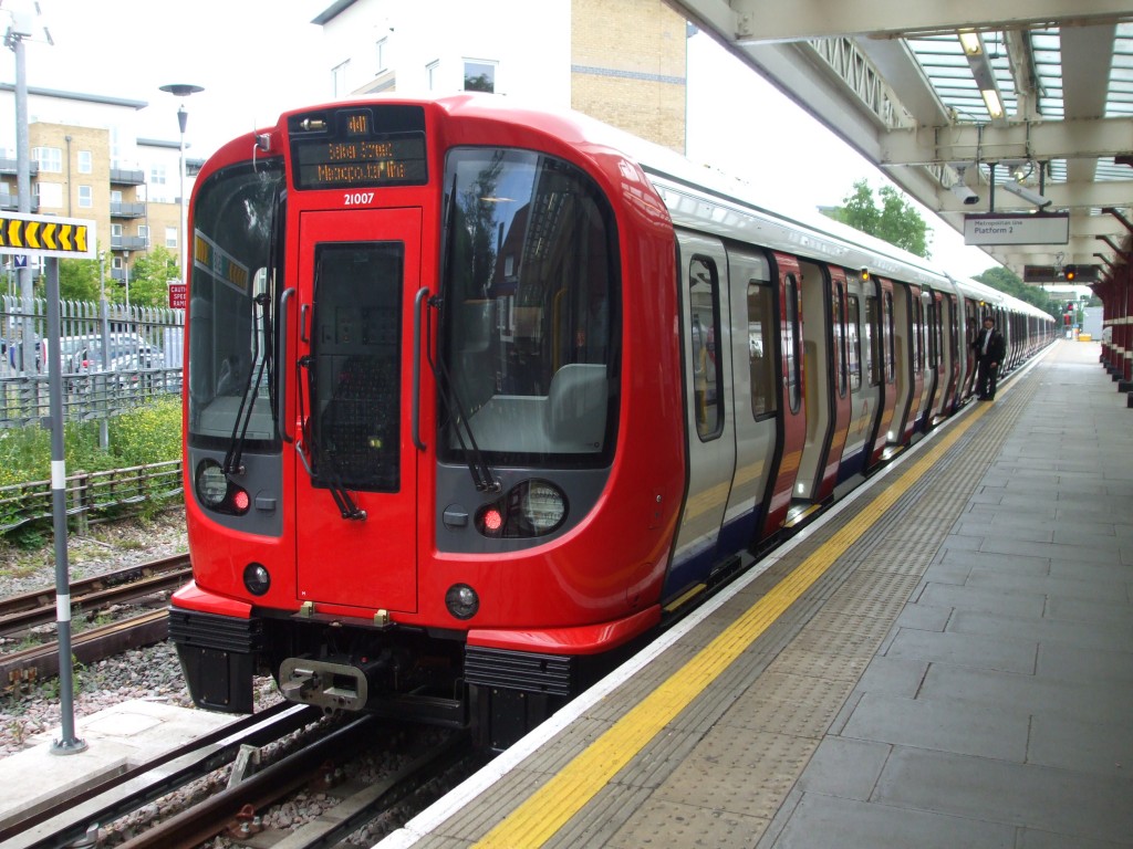 Tren de la serie S del metro de Londres en Watford. Foto: Sunil060902.