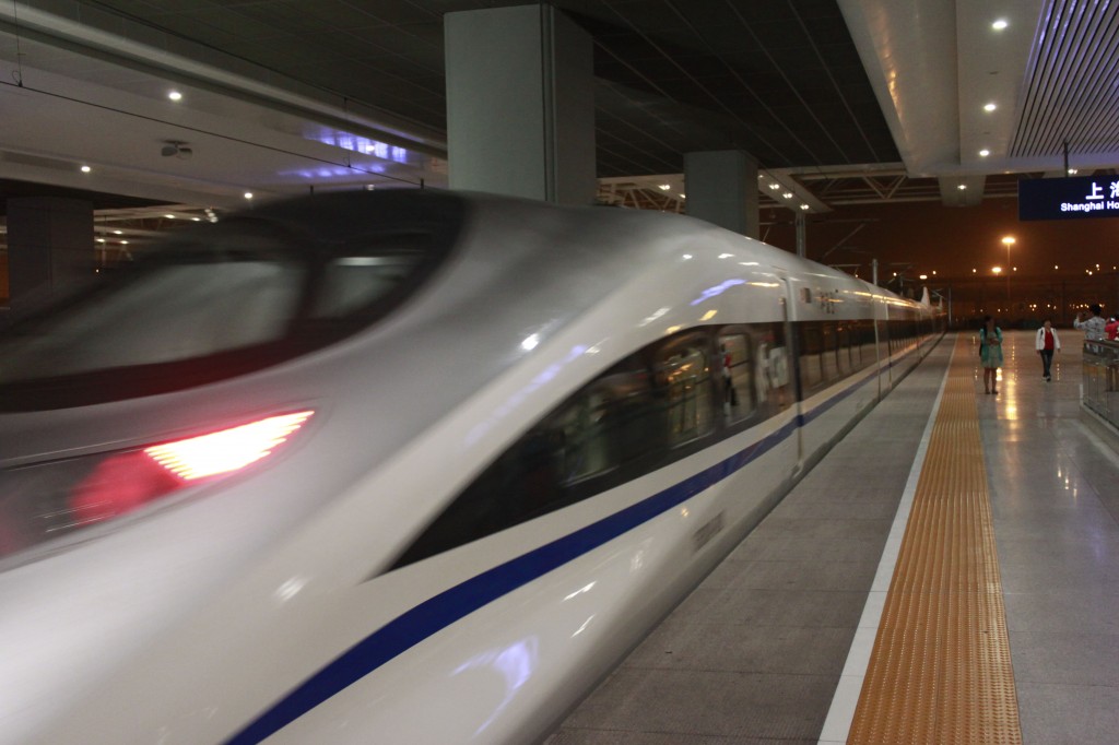 Tren de la serie CHR380A saliendo de  Shanghai-Hongqia. Foto: Jucember.