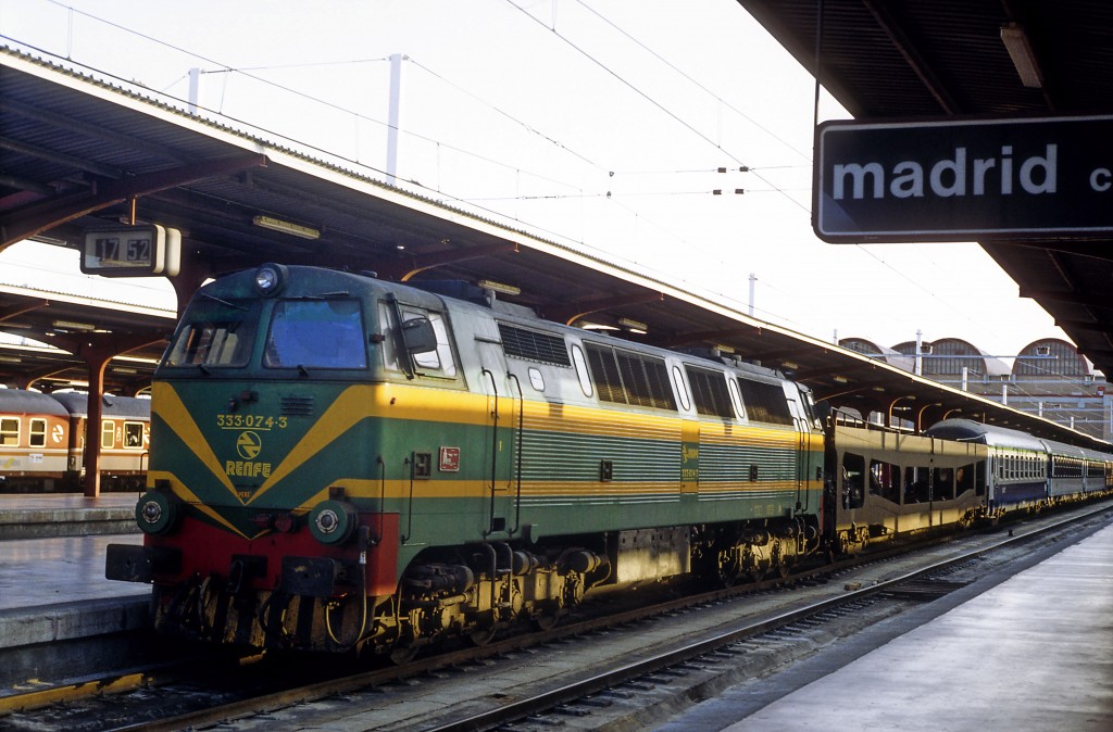 Estrella Puerta del Sol Madrid-París con su vagón de Autoexpreso en Chamartín, 1992. Foto: Falk2.