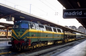 Estrella Puerta del Sol Madrid-París con su vagón de Autoexpreso en Chamartín, 1992. Foto: Falk2.