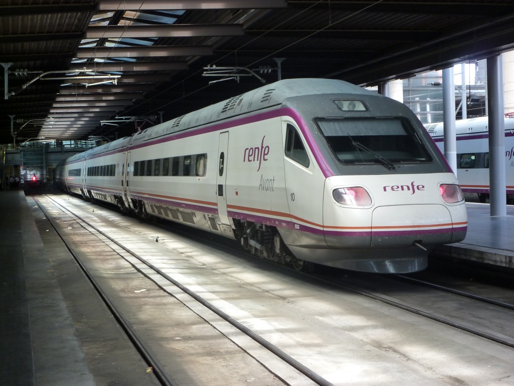 104-010 de Renfe Avant en Puerta de Atocha destino Toledo. Foto: Miguel Bustos.