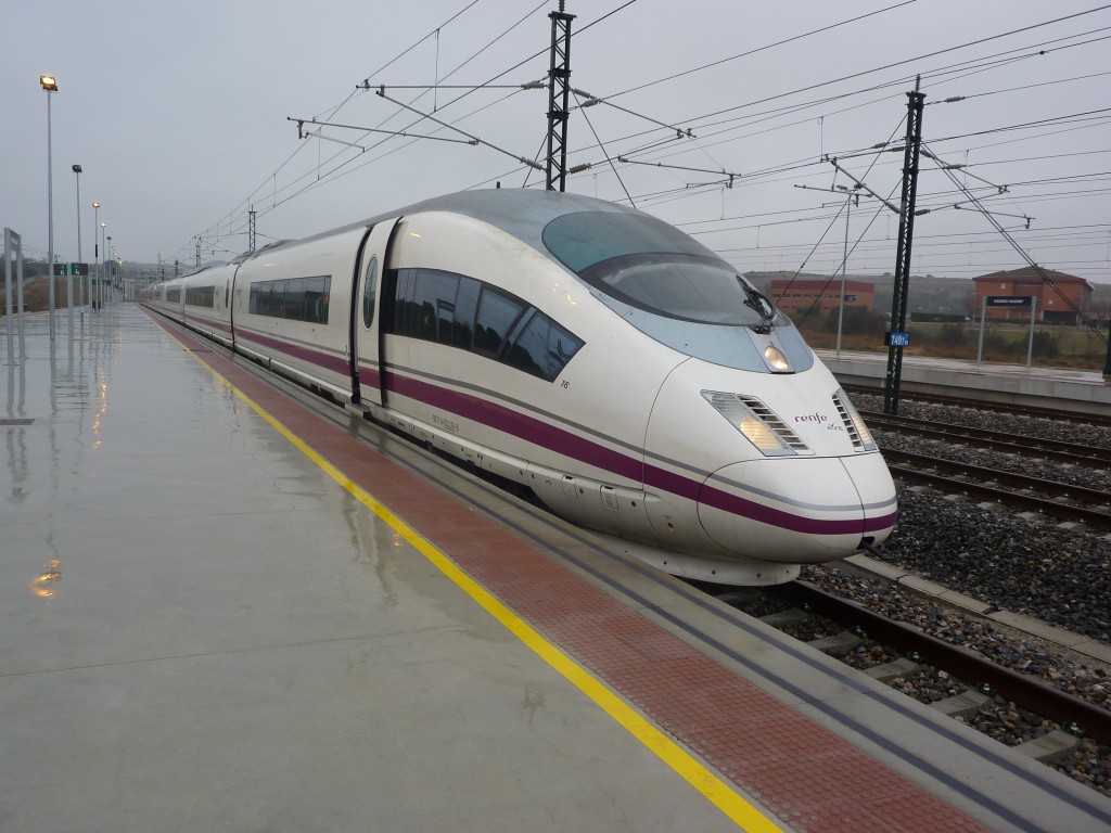 103-016 estacionado en Figueres-Vilafant tras haber realizado el primer AVE-Avant a Gerona desde Madrid. Foto: Miguel Bustos.