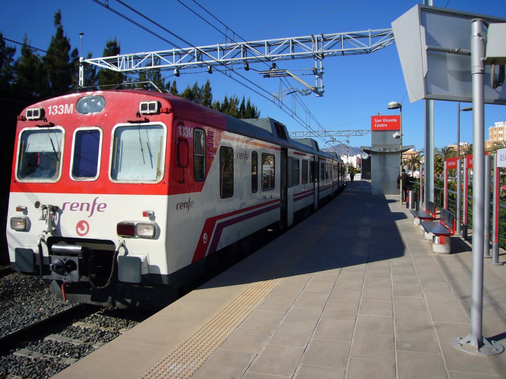 592 de Cercanias prestando servicio en la C-3, que volverá a llegar a Valencia Nord. Foto: Dilema.