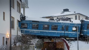 El tren del Saltsjöbanan estrellado en el bloque de viviendas. Foto: EFE vía ABC