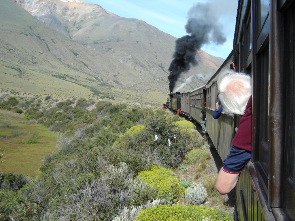 Imagen del tren de La Trochita dirigiéndose hacia Nahuel Pan. Foto: PatagoniaArgentina.