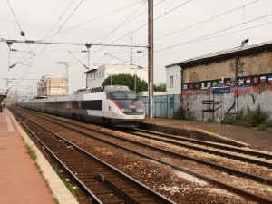 TGV Sud Est número 23 de la SNCF en Saint Denis luciendo la nueva librea Carmillon. Foto: Mounir91.