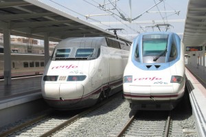 El 100-007, tren inaugural del AVE de Alicante y el 112-004 en la nueva estación.