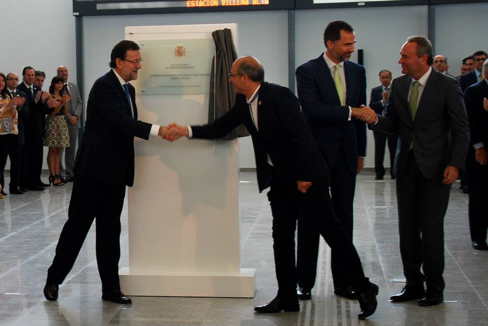 El Presidente del Gobierno y el Alcalde de Villena se saludan frente a la placa conmemorativa, a la vez que el Príncipe de Asturias y el Presidente de la Comunidad Valenciana.