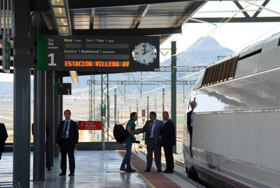 El AVE 100-007 estacionado en la nueva estación de Villena-Alta Velocidad.