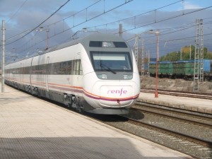 Tren de la serie 121 de Renfe en La Encina, empleada para servicios Intercity. Foto: Juan Manuel Gabaldón.