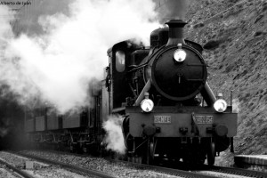 La locomotora 140-2054 "Guadix" por Ezkerekotxa camino de Alsasua con los coches Costa. Foto: Alberto de Juan.