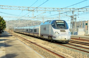 Desde ahora se puede viajar en Euromed y autobús de Renfe y Alsa respectivamente desde Barcelona a Denia. Imagen de un tren serie 130 cubriendo el recorrido Barcelona-Valencia pasando por Torreblanca Foto: Andrés Gómez - Club Ferroviario 241