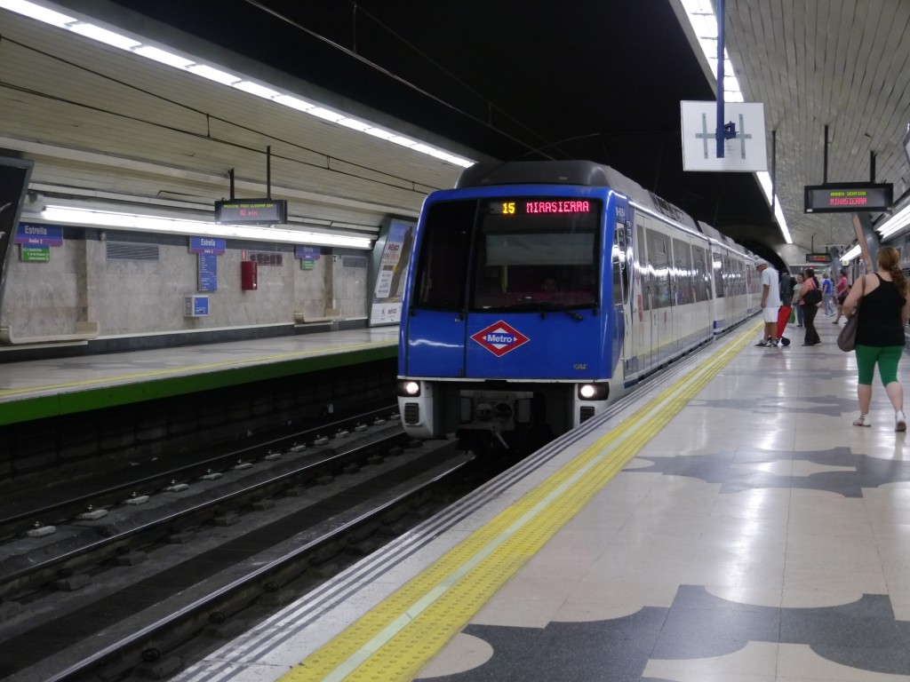 Un tren de la serie 6000 del metro de Madrid llegando a Estrella. Foto: Braniff747SP.