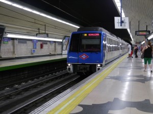 Un tren de la serie 6000 del metro de Madrid llegando a Estrella. Foto: Braniff747SP.