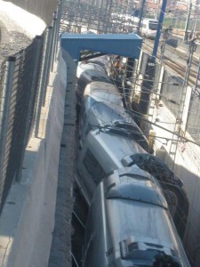 El 103 descarrilado en el túnel de lavado. Foto sacada de Twitter.