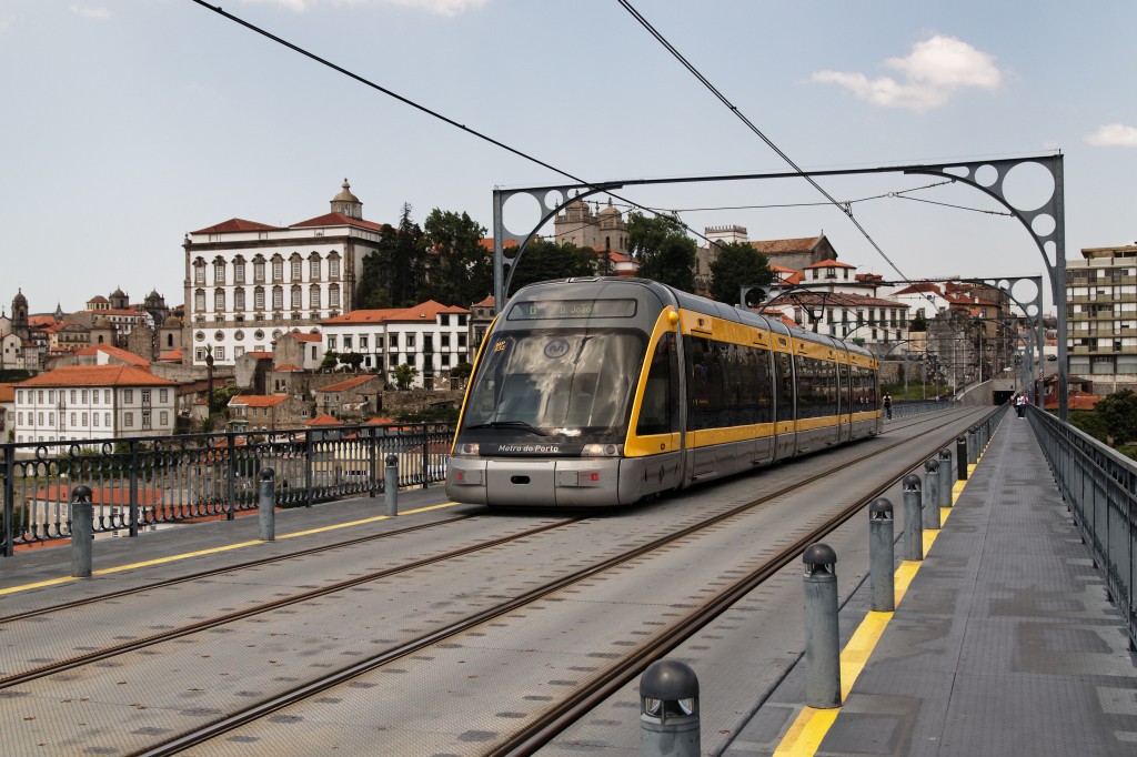 Tranvía del metro de Oporto cruzando el puente Luis I. Foto: Barcex