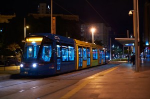 Composición Citadis prestando un servicio nocturno. Foto cortesía de © Tranvía de Tenerife.