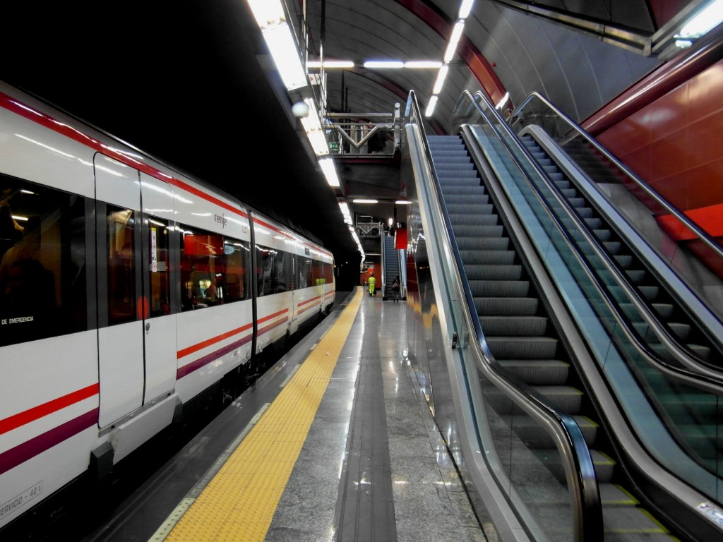 Los trenes de Cercanías tendrán unos servicios mínimos de entre el 50 y el 75 por ciento durante la huelga de 24 horas. Foto: Civia 465-025 en la estación de cercanías de Sol. Por IngolfBLN